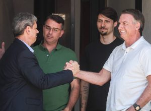 Tarcísio visita Bolsonaro em prisão domiciliar e dirá que tentará reeleição em 2026