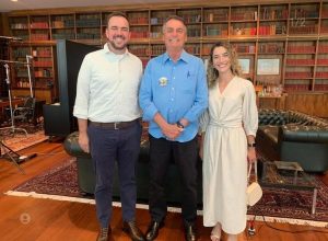 Gustavo Mendanha com Bolsonaro e sua esposa, Mayara Mendanha /Foto: Reprodução Instagram